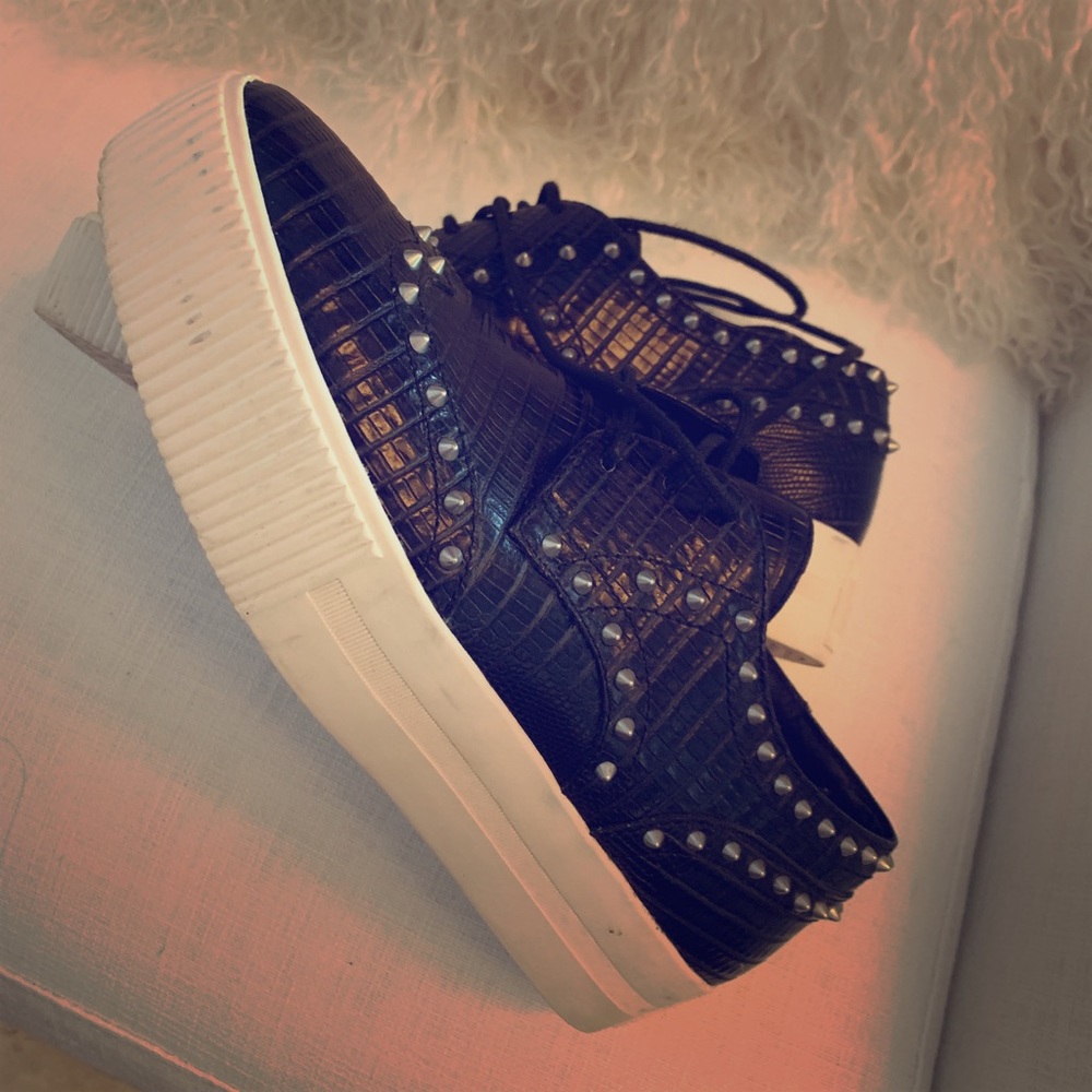 Use sneakers/shoes